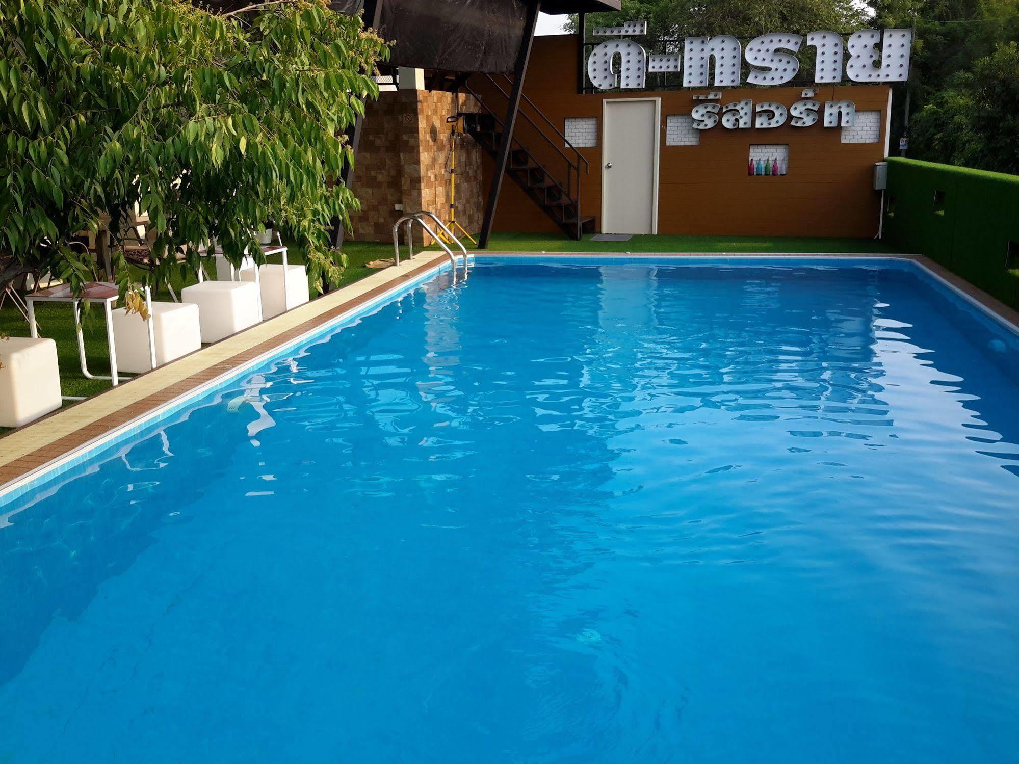 D-Sine Resort Бурирам Екстериор снимка